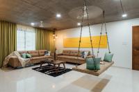 Thiết kế phòng khách chung cư mới lạ với xích đu ở Hoài Đức, Hà Nội